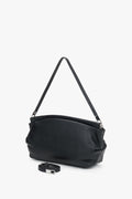 Diagonale Frontalansicht der soften schwarzen Damen-Schultertasche aus echtem Leder von Estro