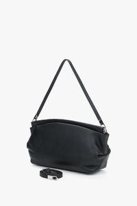 Diagonale Frontalansicht der soften schwarzen Damen-Schultertasche aus echtem Leder von Estro