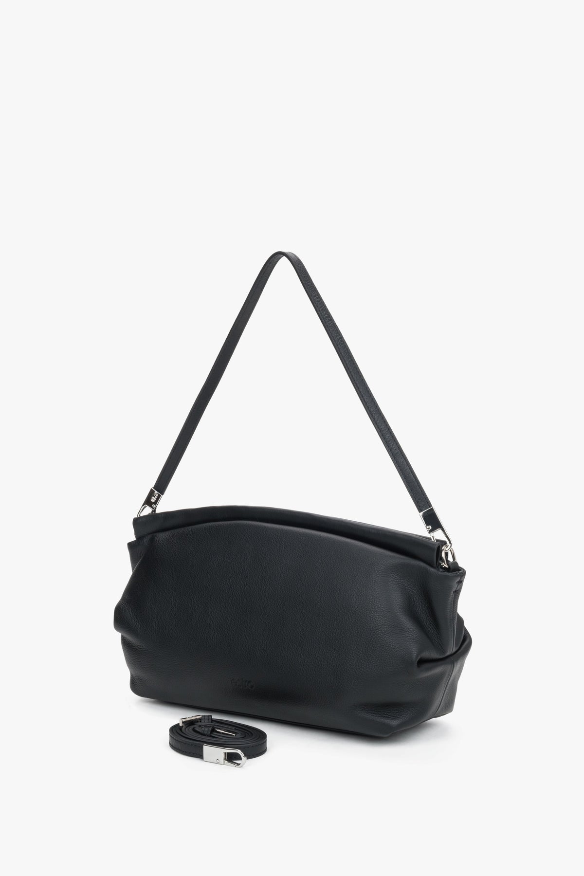 Diagonale Frontalansicht der soften schwarzen Damen-Schultertasche aus echtem Leder von Estro