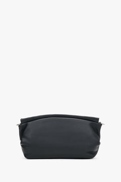 Frontalansicht der schwarzen Ledertasche in eleganter Pouch-Form