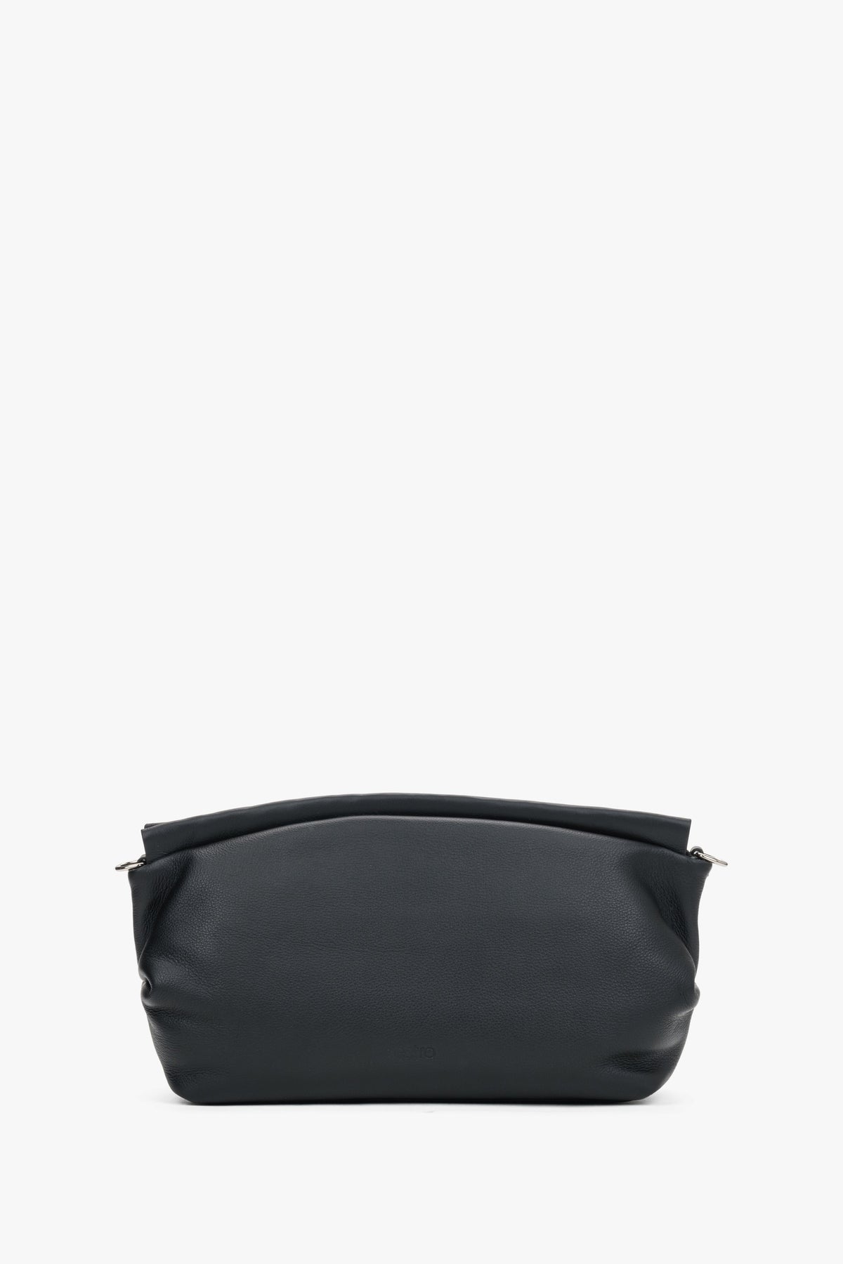 Frontalansicht der schwarzen Ledertasche in eleganter Pouch-Form