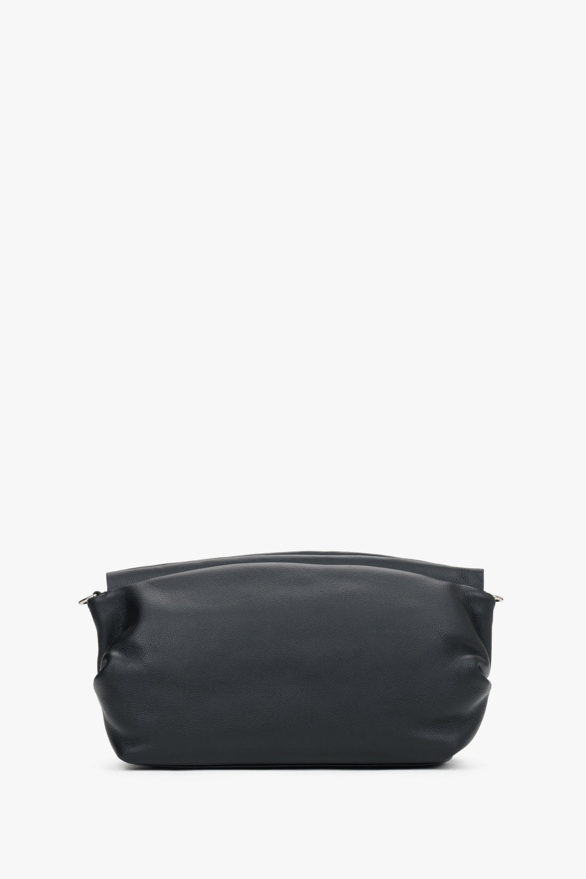 Rückansicht der schwarzen Damen-Ledertasche von Estro