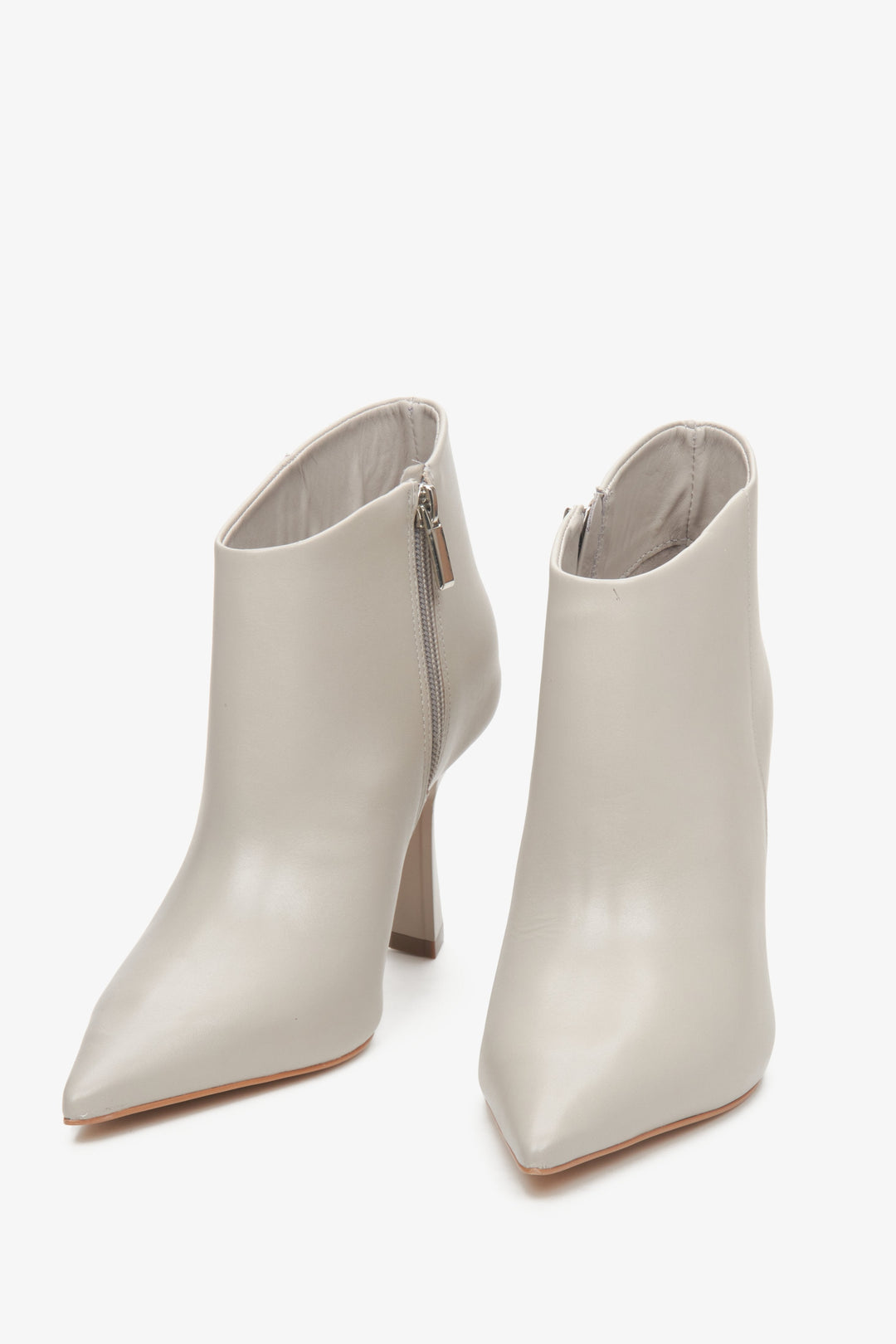 Damen-Lederstiefeletten aus echtem Leder in Hellgrau Estro mit Absatz – Nahaufnahme der Schuhspitze.
