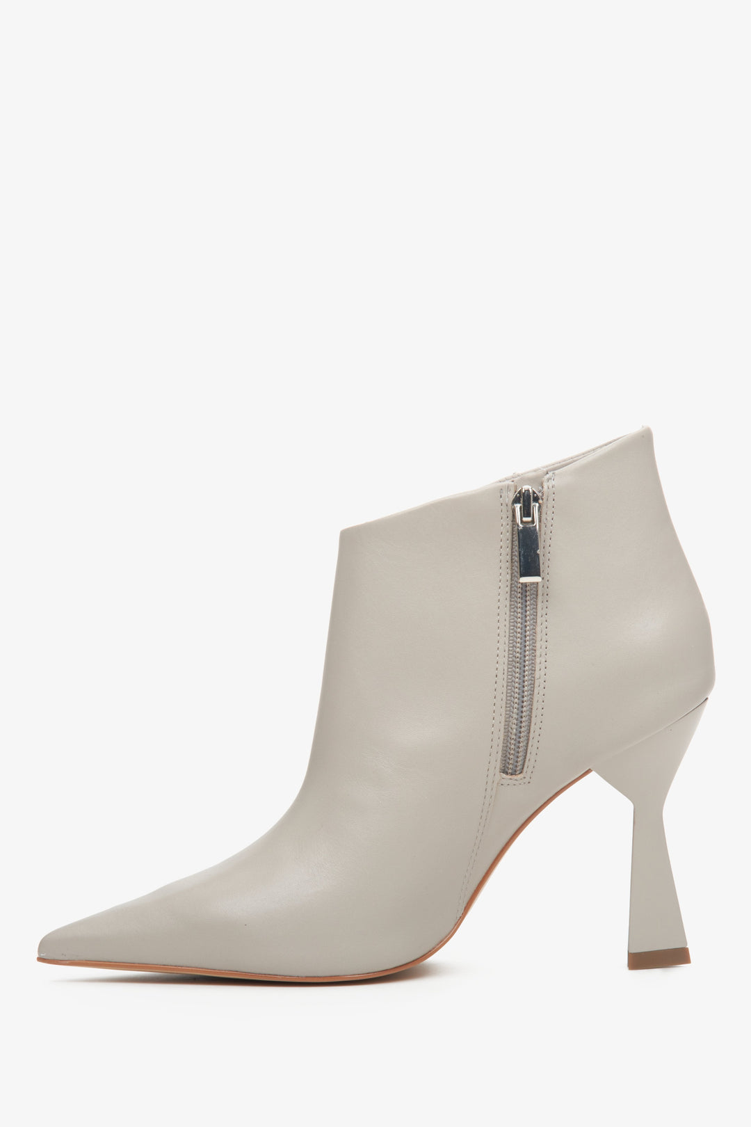 Hellgraue Damen-Lederstiefeletten auf Stilettoabsatz Estro – Schuhprofil.