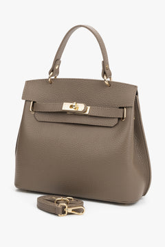 Schrägansicht der eleganten taupefarbenen Henkeltasche, die den beiliegenden Schulterriemen zeigt