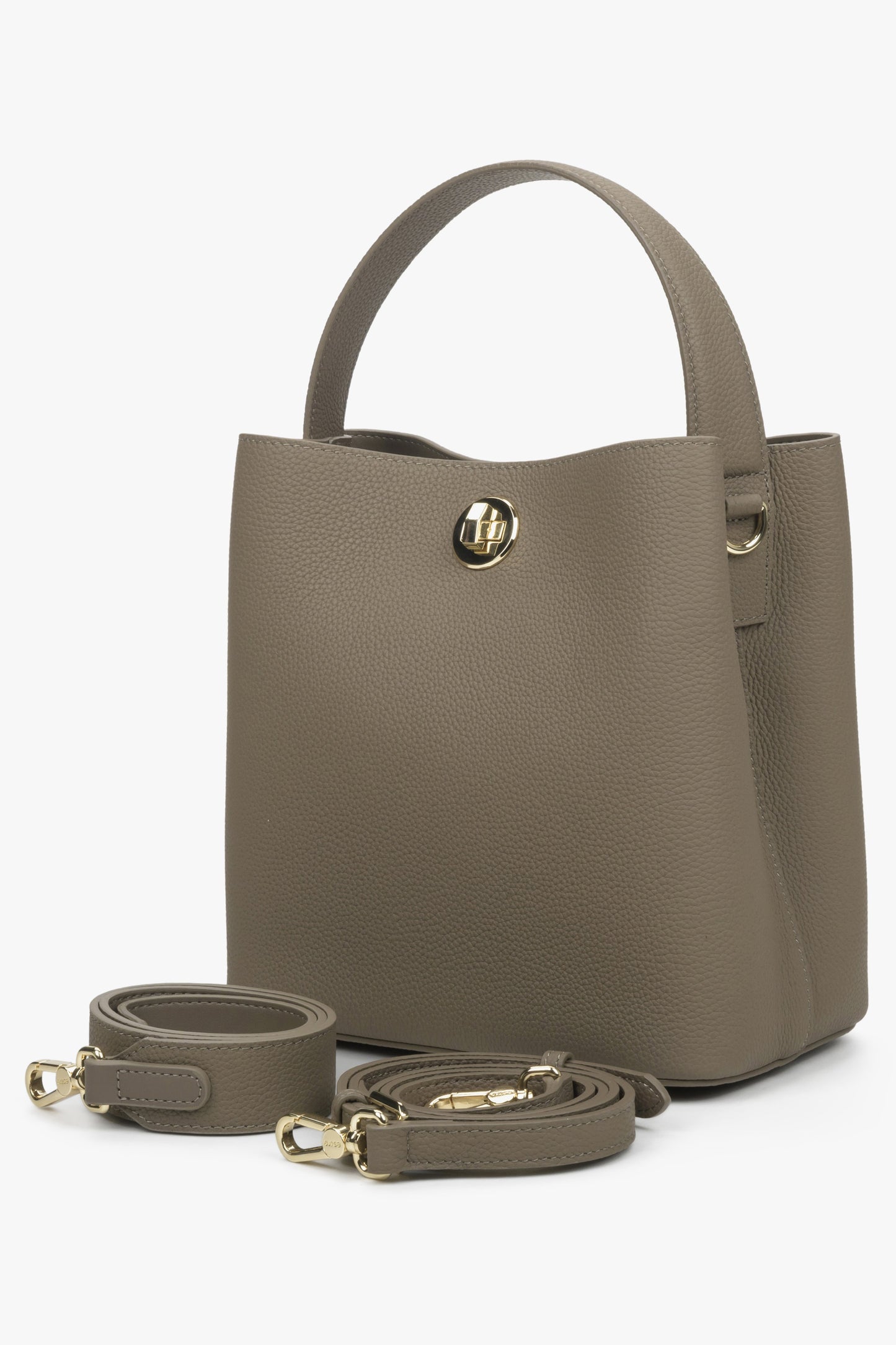 Nahaufnahme der taupe Lederstruktur der eleganten Handtasche.