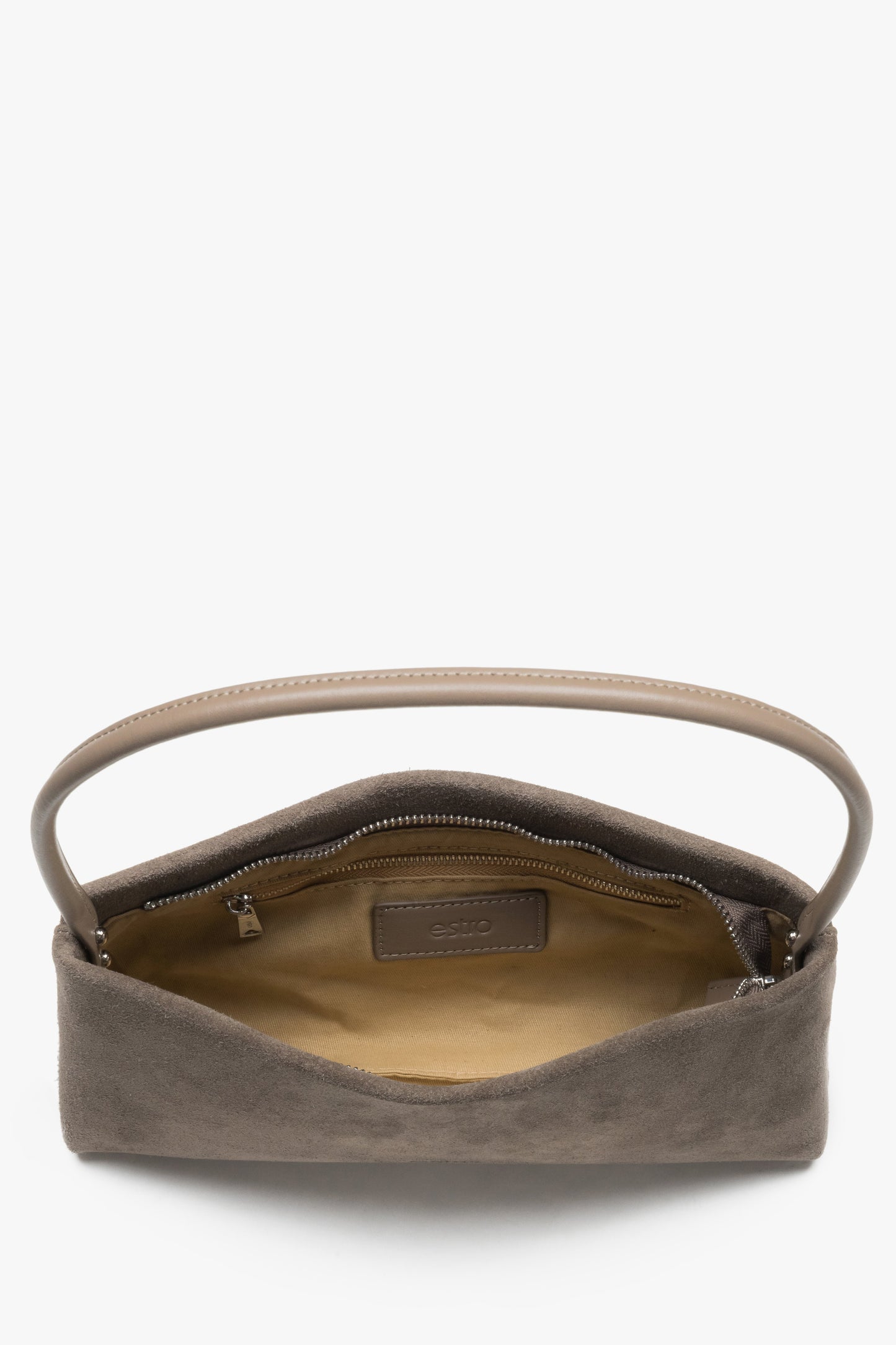 Nahaufnahme der samtigen Oberfläche der taupefarbenen Velourstasche.