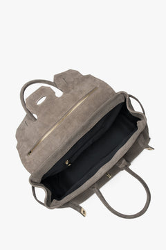 Draufsicht in das geöffnete Innere der Tasche mit Textilfutter und Reißverschluss