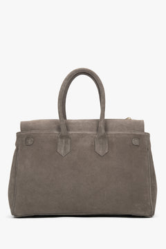 Rückwärtige, cleane Ansicht der eleganten taupefarbenen Henkeltasche