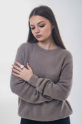 Frontale Ansicht des Models im taupefarbenen Damen-Pullover mit weicher Alpaka-Wolle