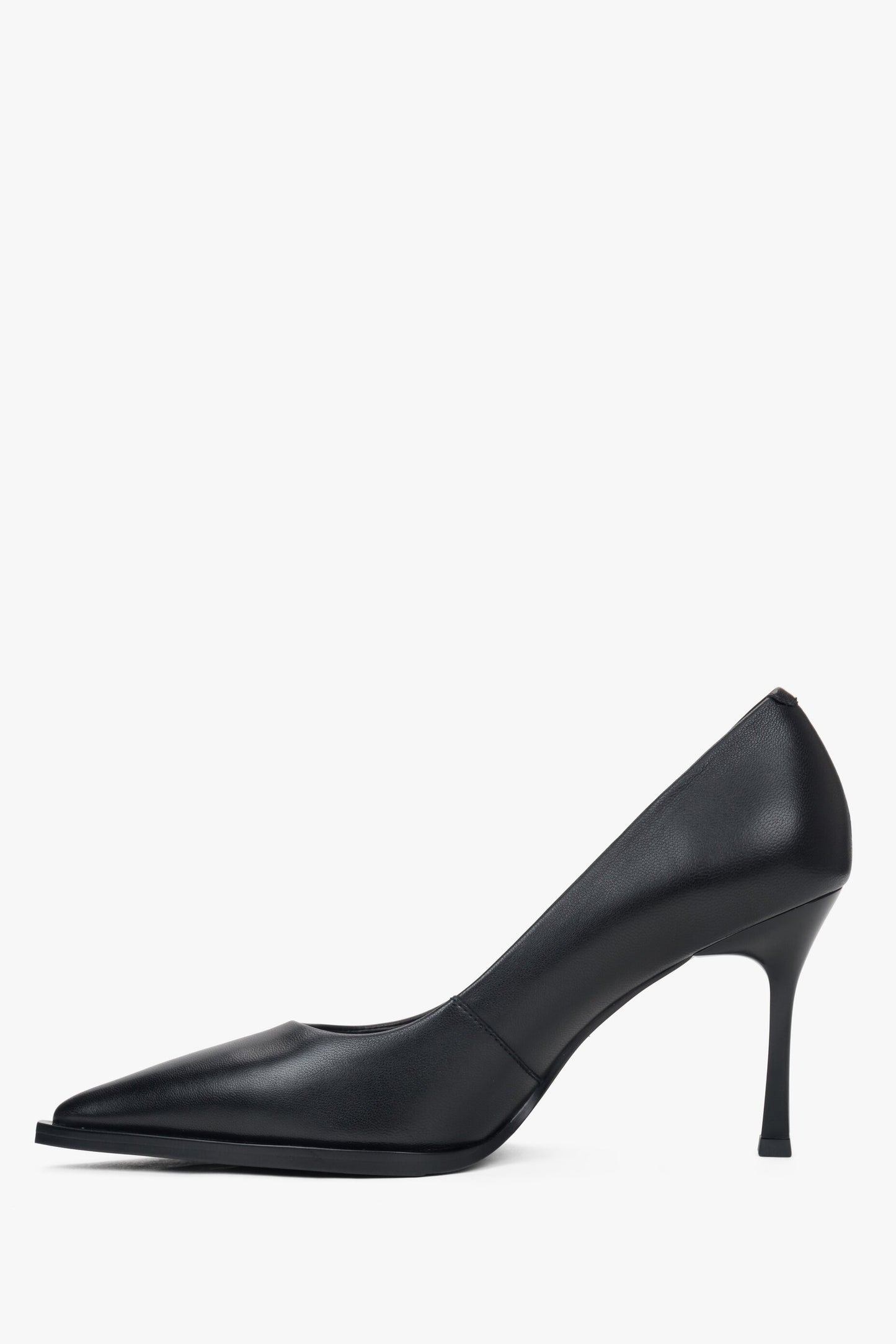 Damen-Lederschuhe in Schwarz von Estro – Seitenansicht des Schuhs.