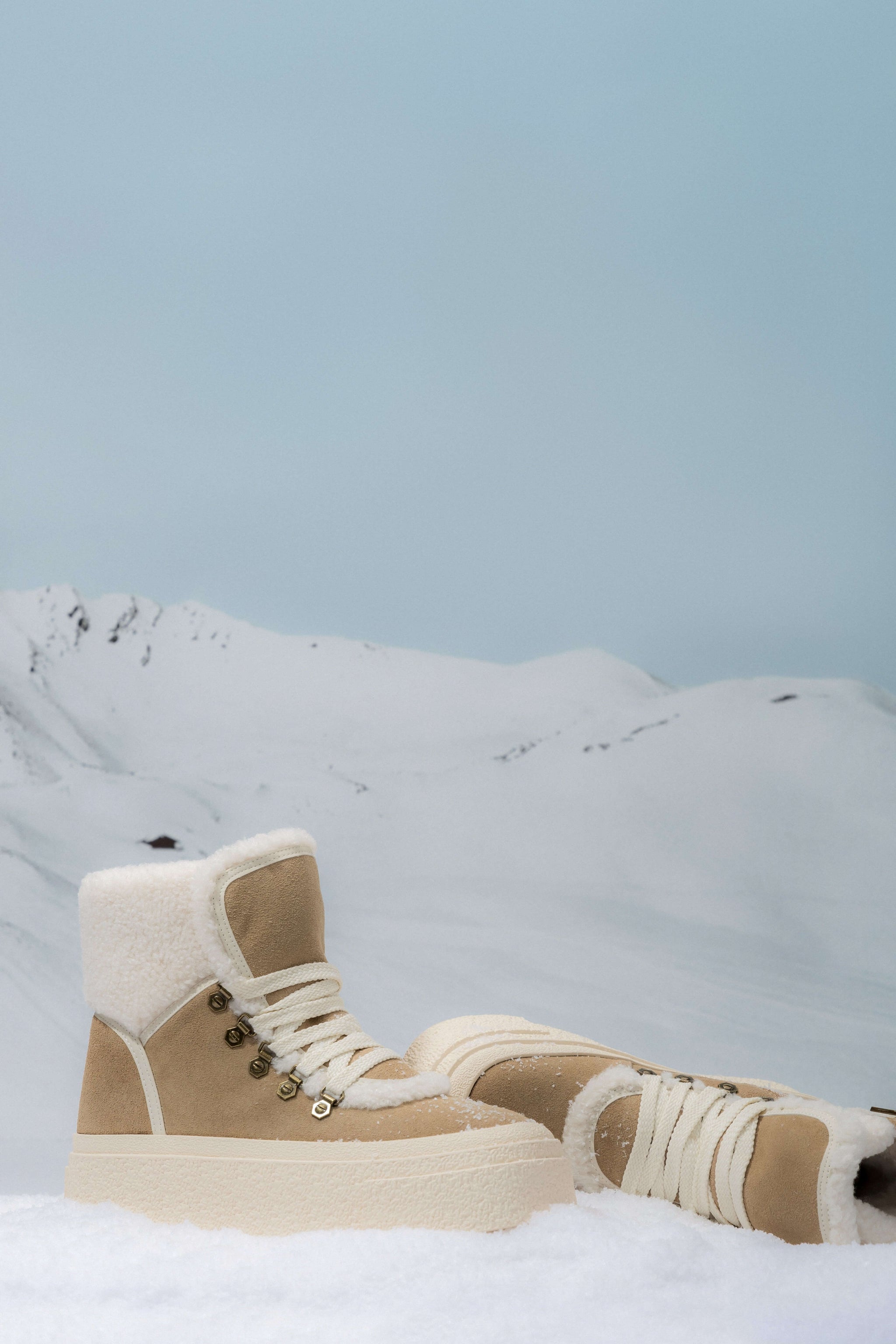 Beige Damen-Stiefelette aus Velours für den Winter ES8.