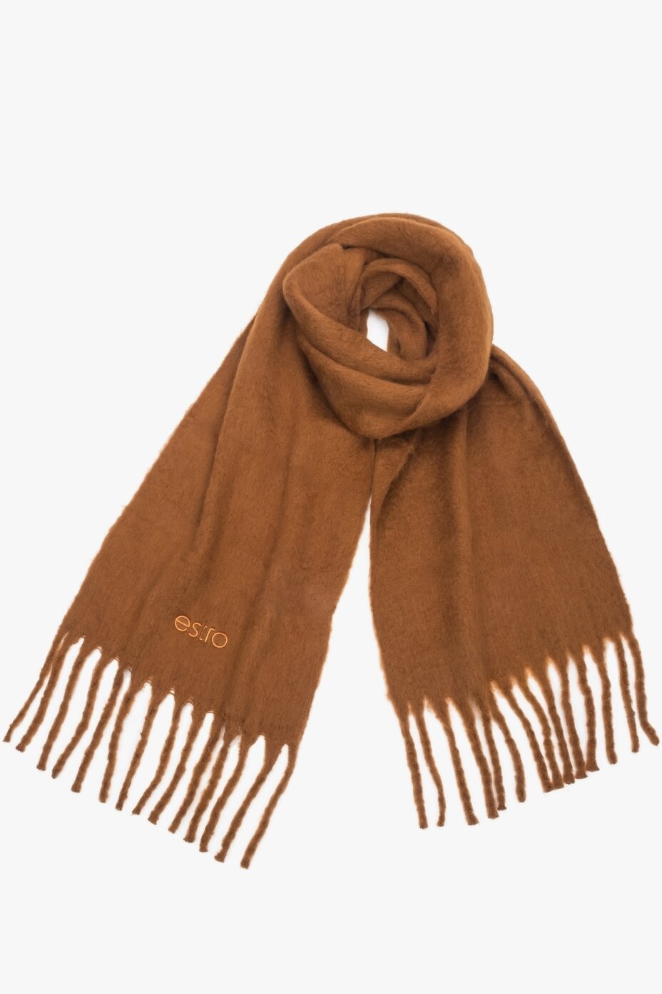 Frontalansicht des locker drapierten braunen Damen-Schals mit markanten Fransen