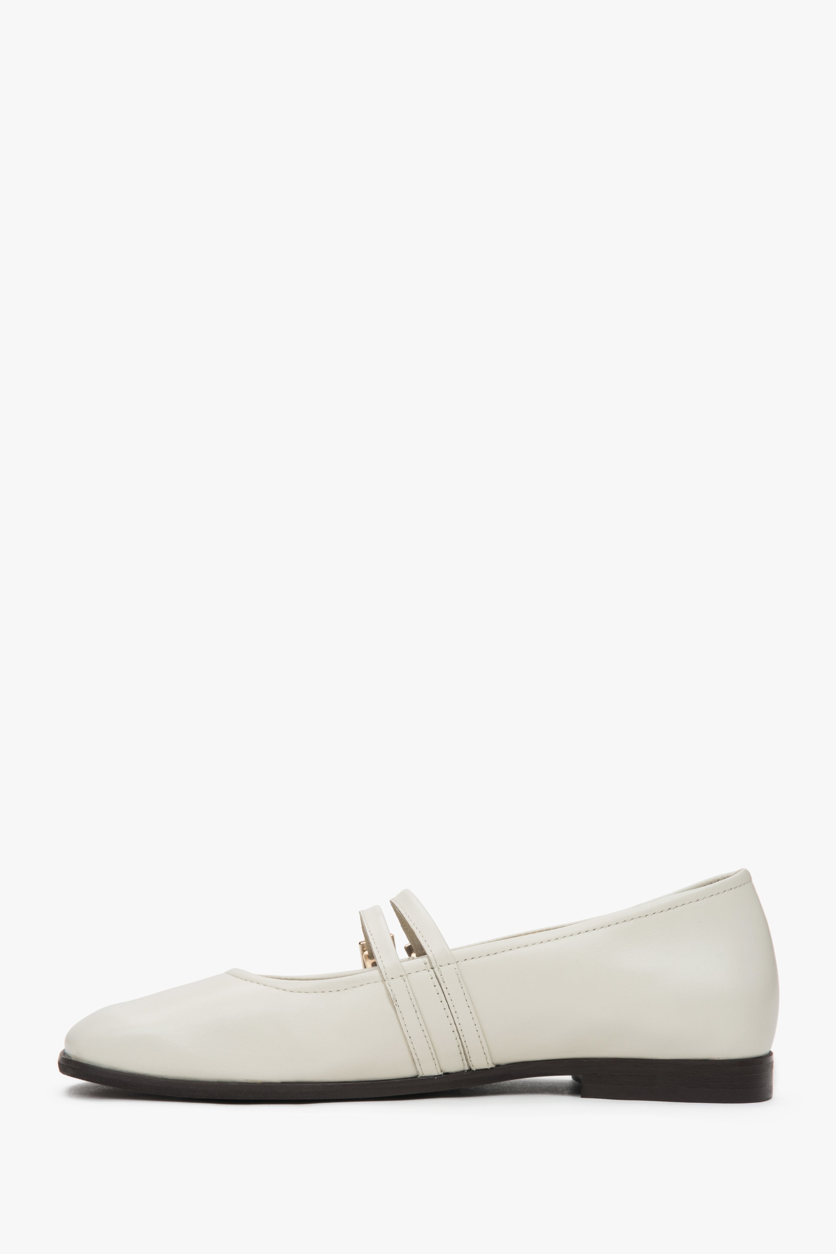Damen Leder-Ballerinas von Estro in Weiß-Beige – Profilansicht.