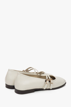 Damen Echtleder-Ballerinas von Estro in Weiß-Beige – Nahaufnahme des Absatzes.