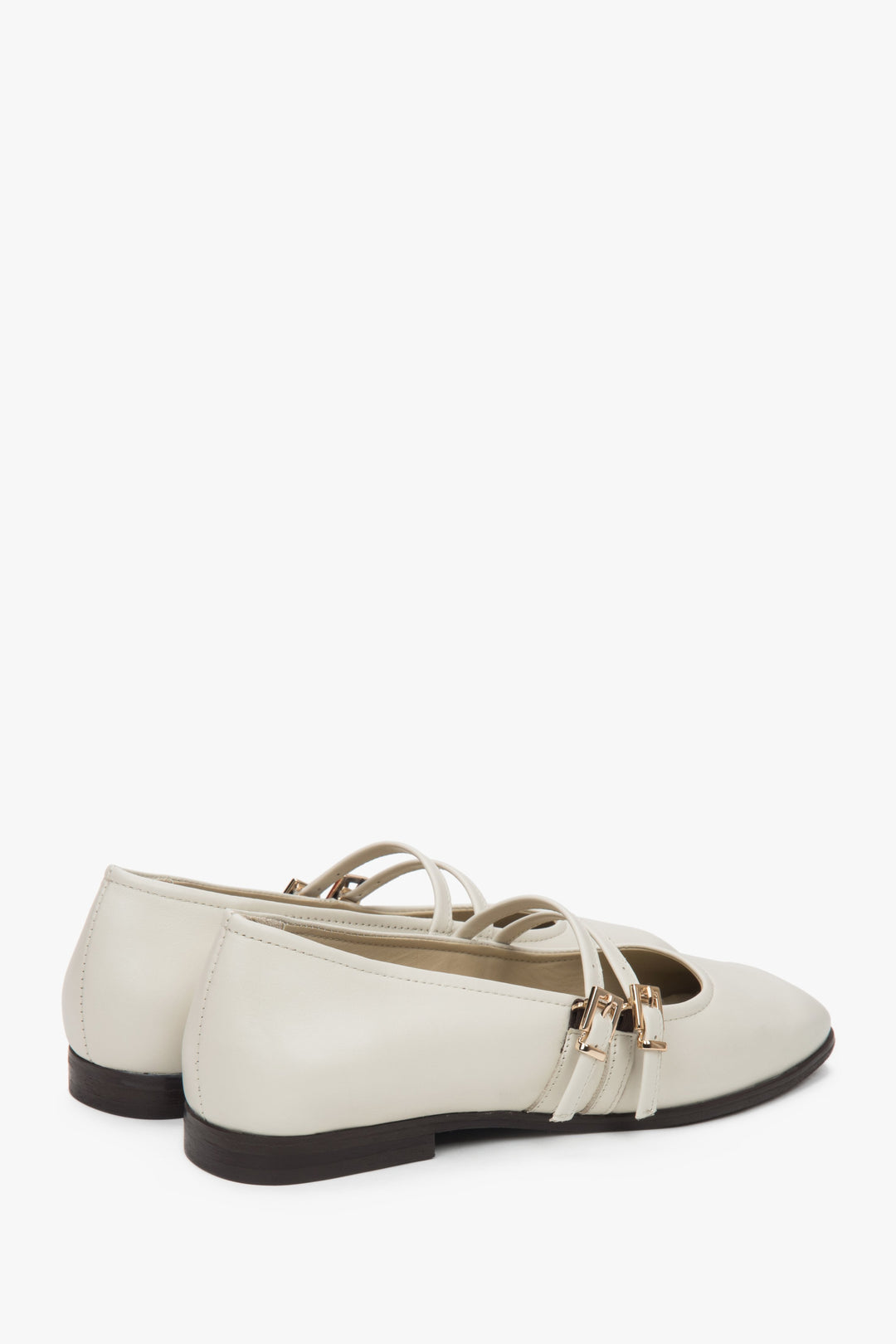 Damen Echtleder-Ballerinas von Estro in Weiß-Beige – Nahaufnahme des Absatzes.