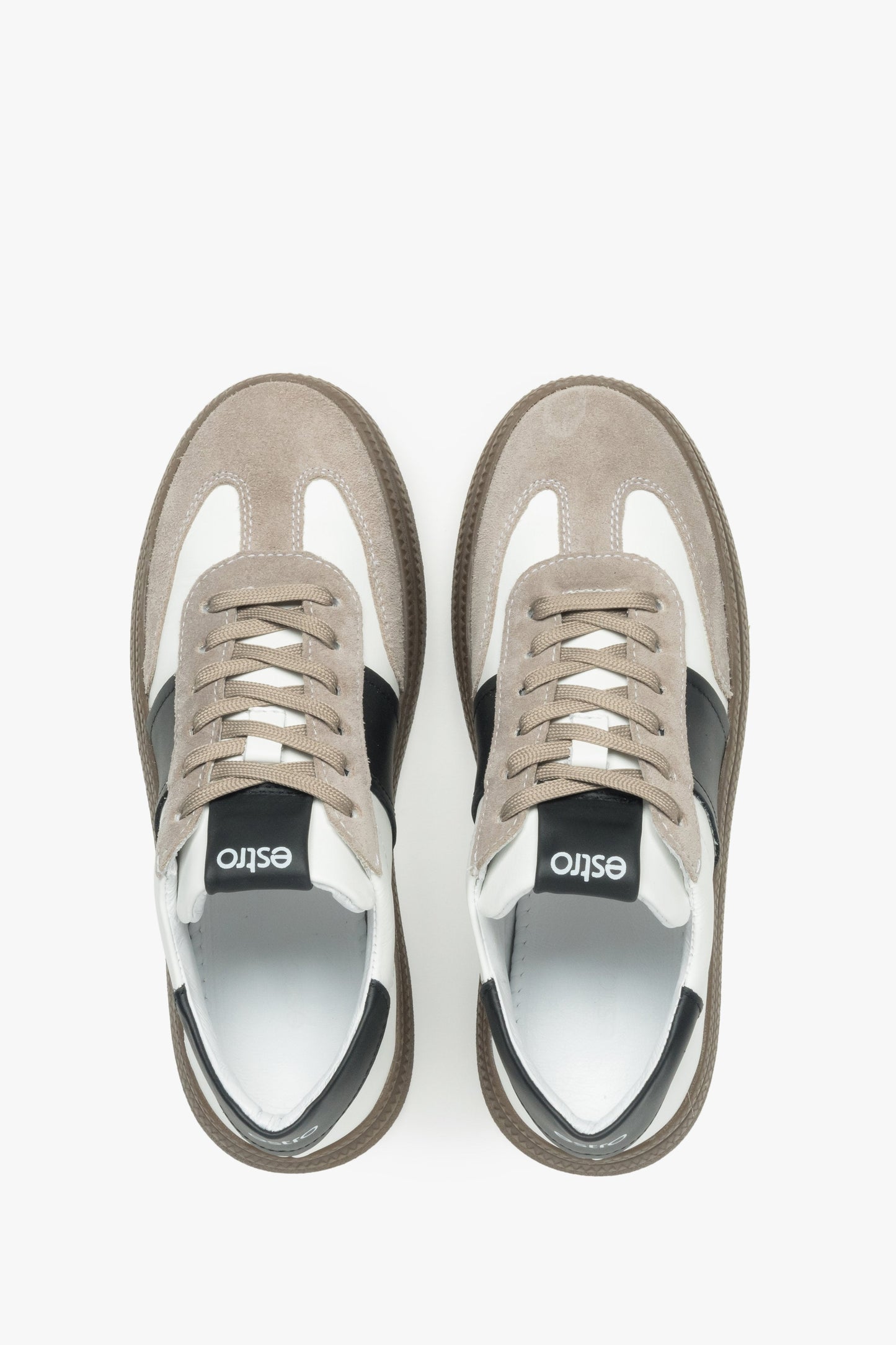 Elegante weiß-graue Damen-Sneaker aus natürlichem Velours und Leder – Premium von Estro, Ansicht von oben.