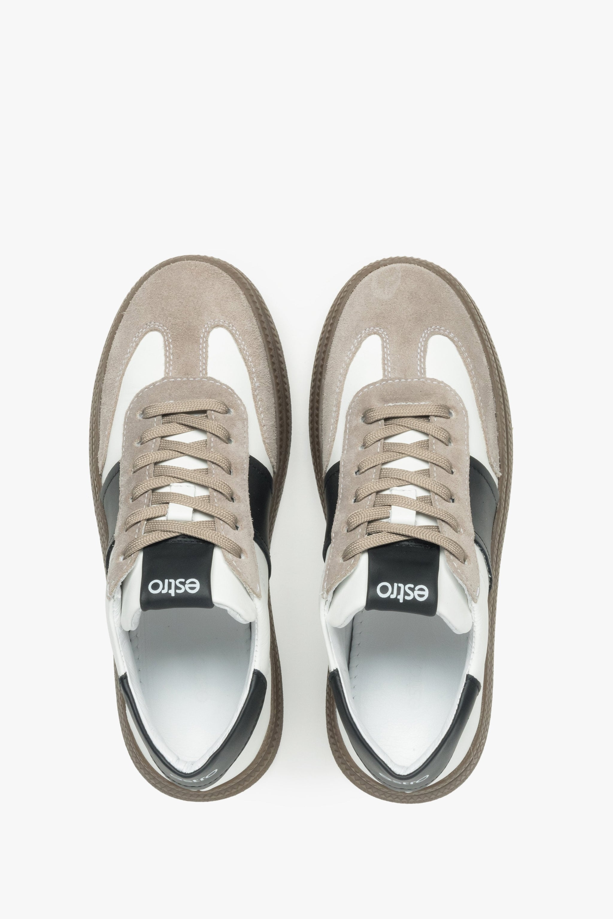 Elegante weiß-graue Damen-Sneaker aus natürlichem Velours und Leder – Premium von Estro, Ansicht von oben.