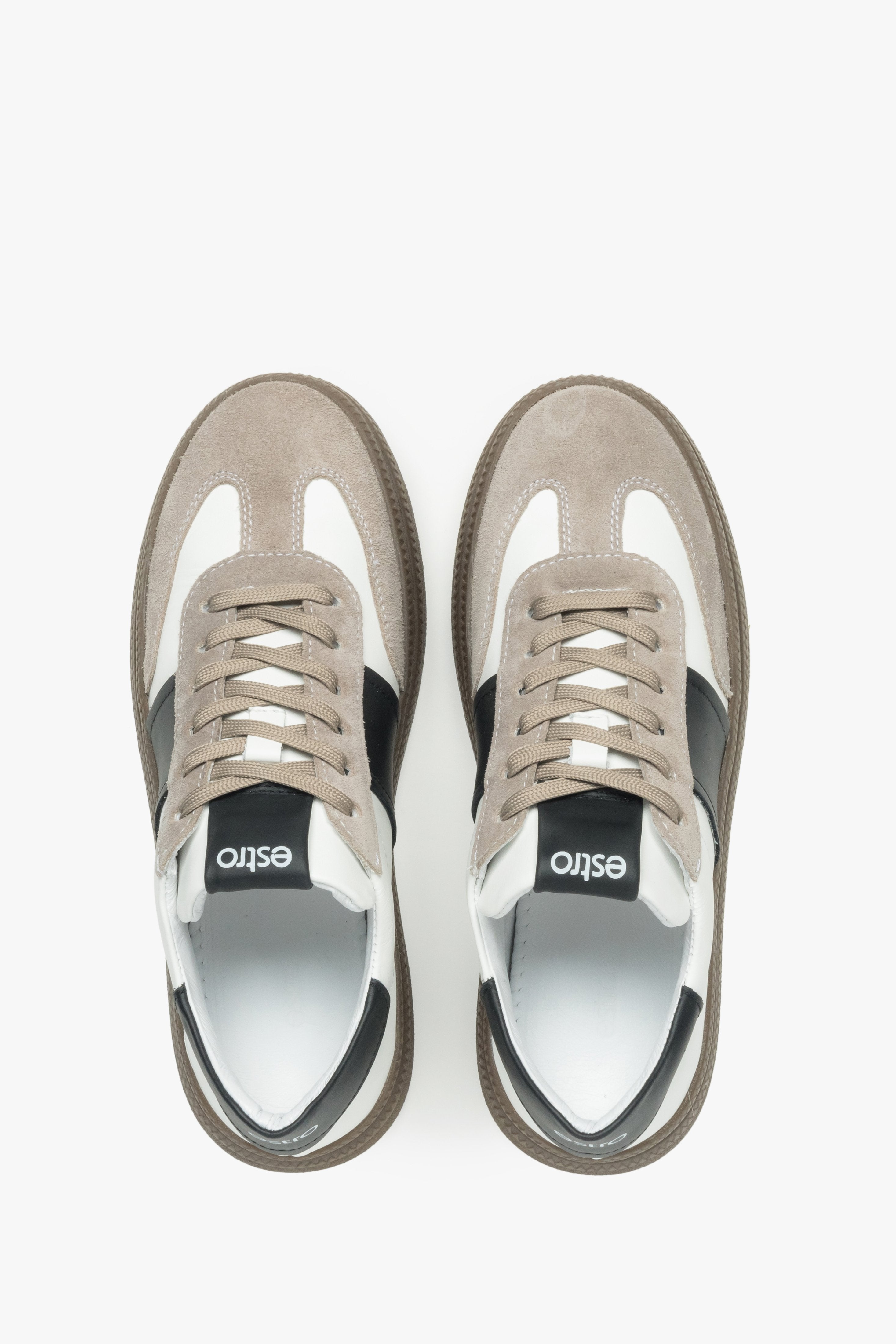 Elegante weiß-graue Damen-Sneaker aus natürlichem Velours und Leder – Premium von Estro, Ansicht von oben.