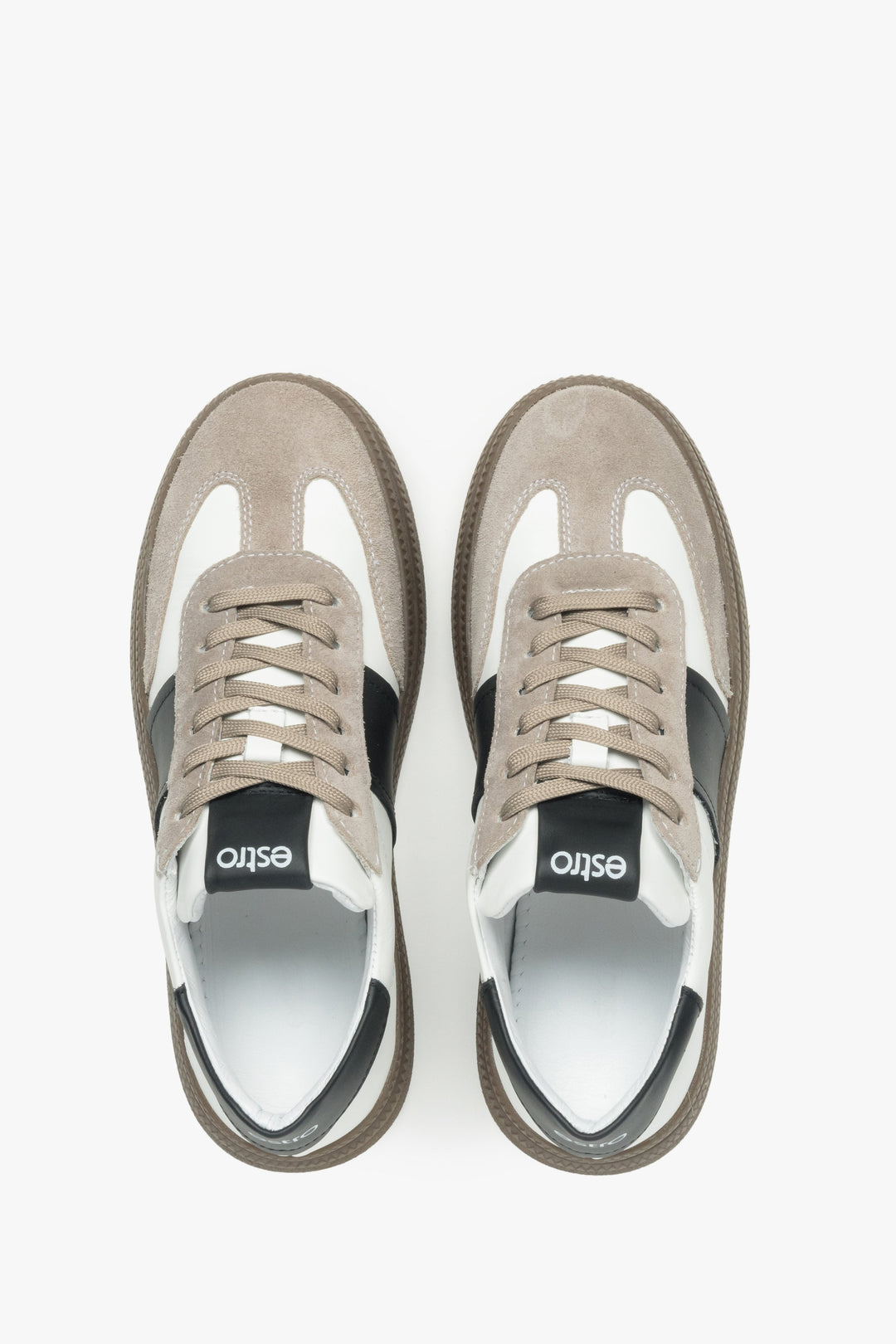 Elegante weiß-graue Damen-Sneaker aus natürlichem Velours und Leder – Premium von Estro, Ansicht von oben.