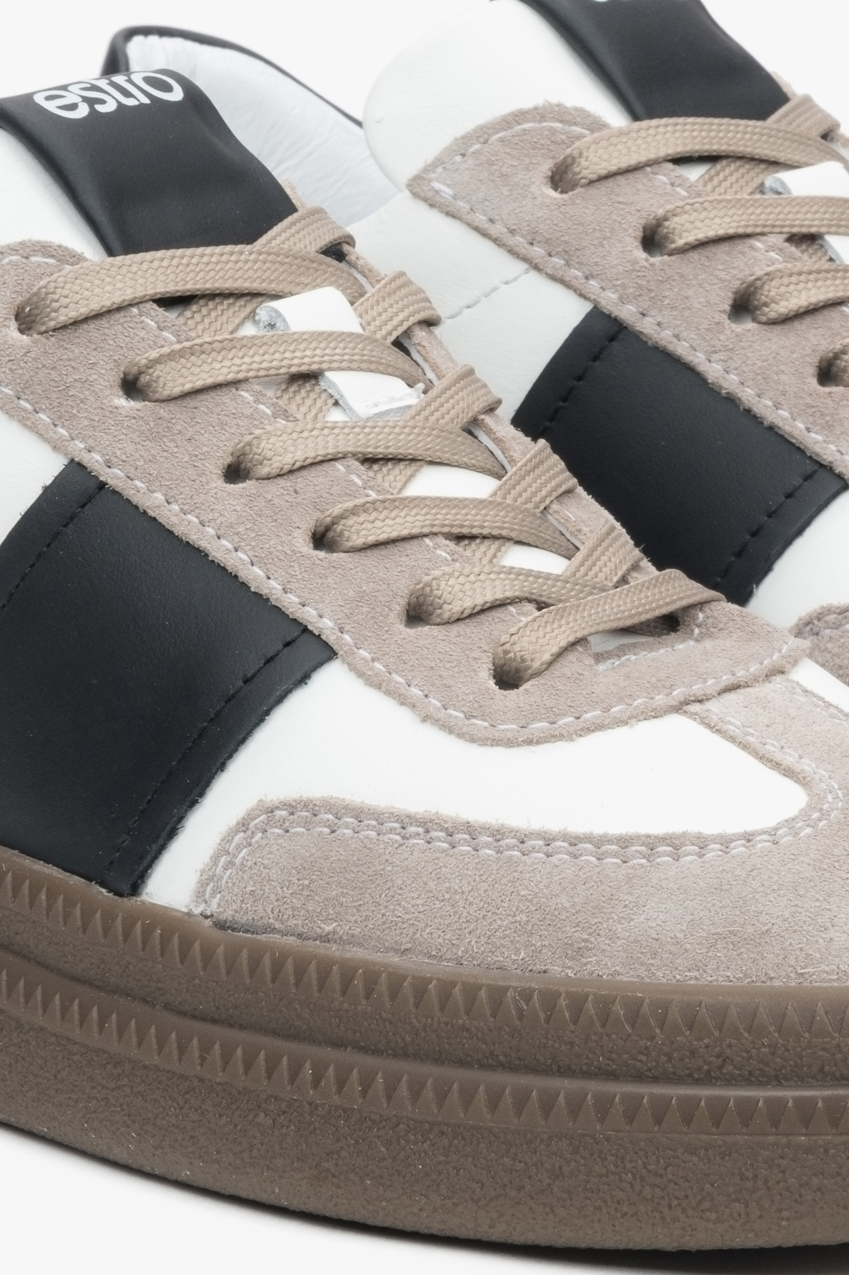 Weiß-graue Damen-Sneaker aus Velours und hochwertigem Naturleder von Estro – Detailansicht.