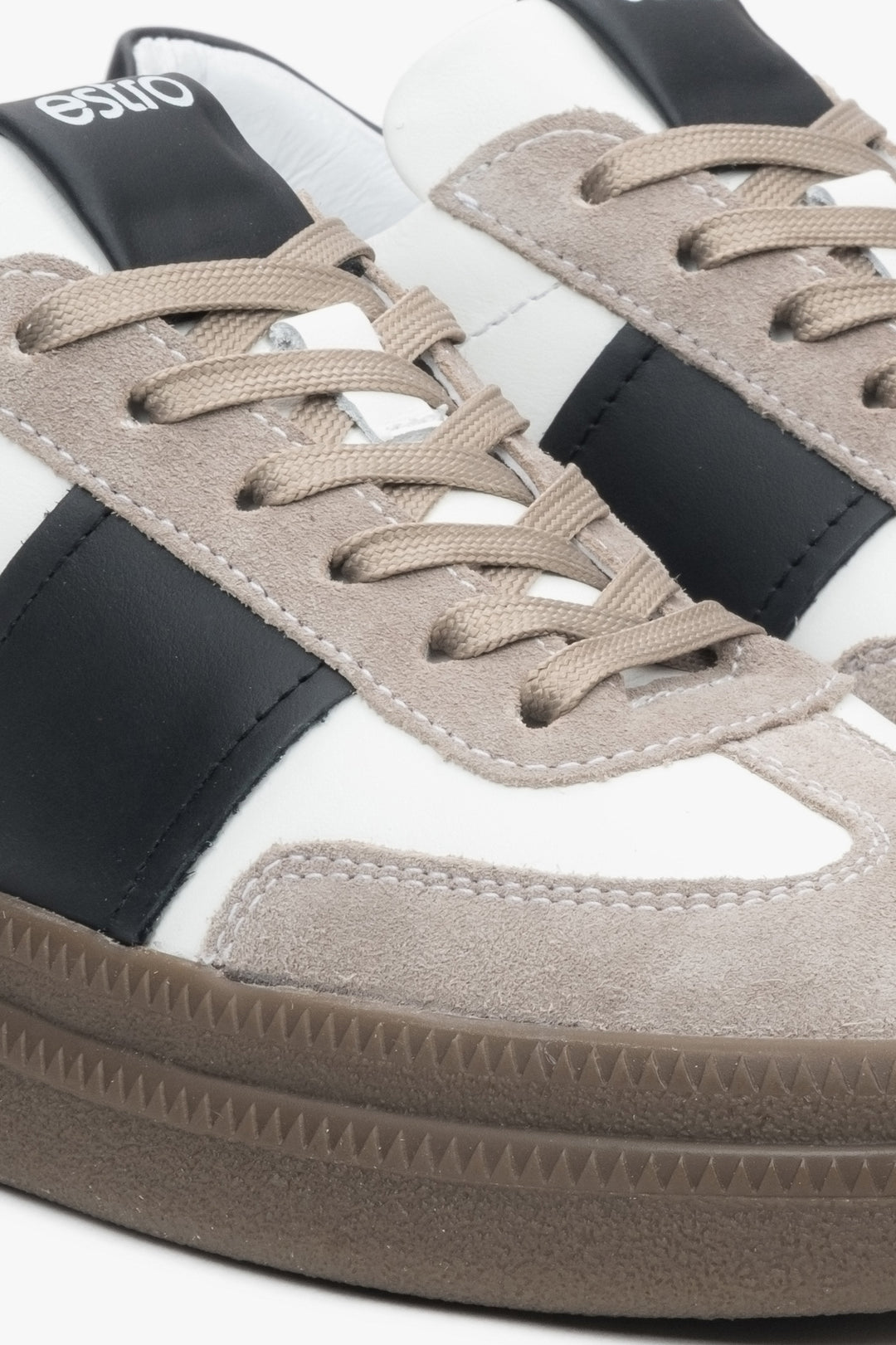Weiß-graue Damen-Sneaker aus Velours und hochwertigem Naturleder von Estro – Detailansicht.