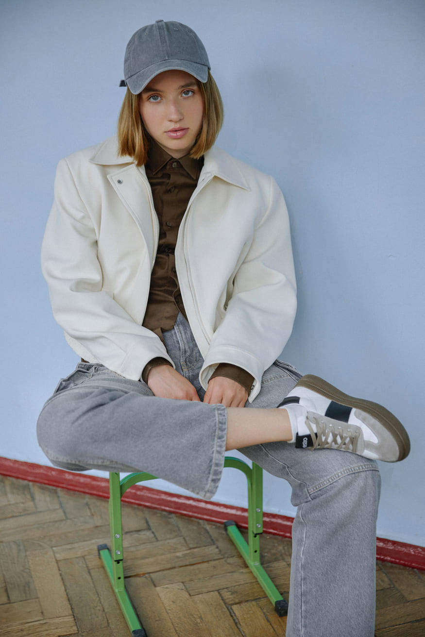 Weiß-graue Damen-Sneaker aus natürlichem Leder und Velours.