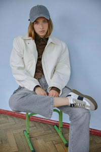 Weiß-graue Damen-Sneaker aus natürlichem Leder und Velours.