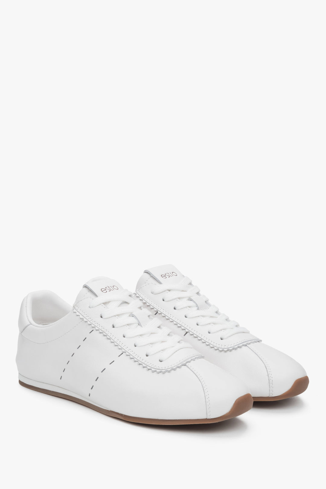 Damen-Sneaker aus weichem weißen Leder mit flacher Sohle von Estro.