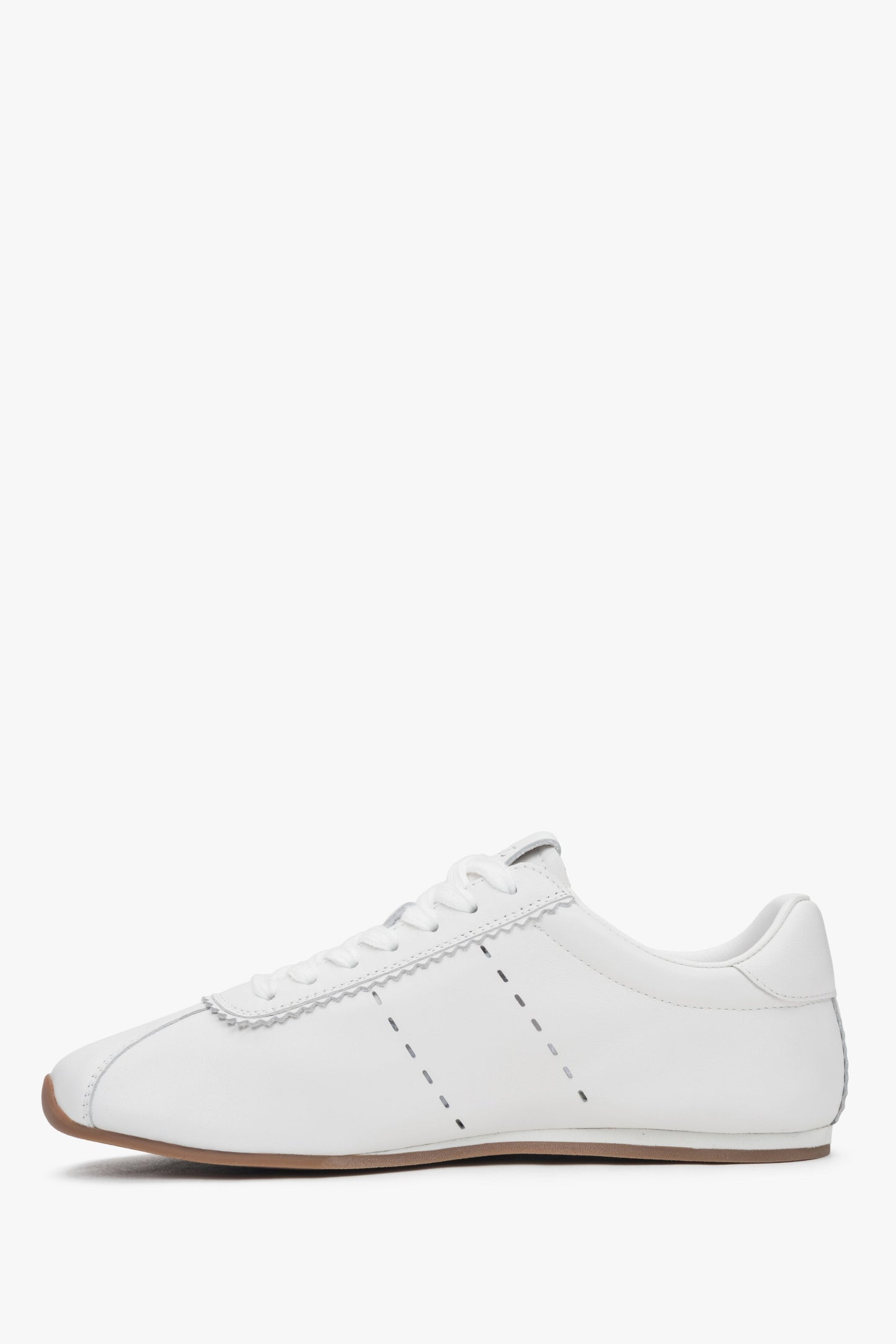 Weiße Damen-Sneaker aus natürlichem Leder mit dünner Sohle von Estro – Ansicht von oben.