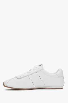 Weiße Damen-Sneaker aus natürlichem Leder mit dünner Sohle von Estro – Ansicht von oben.