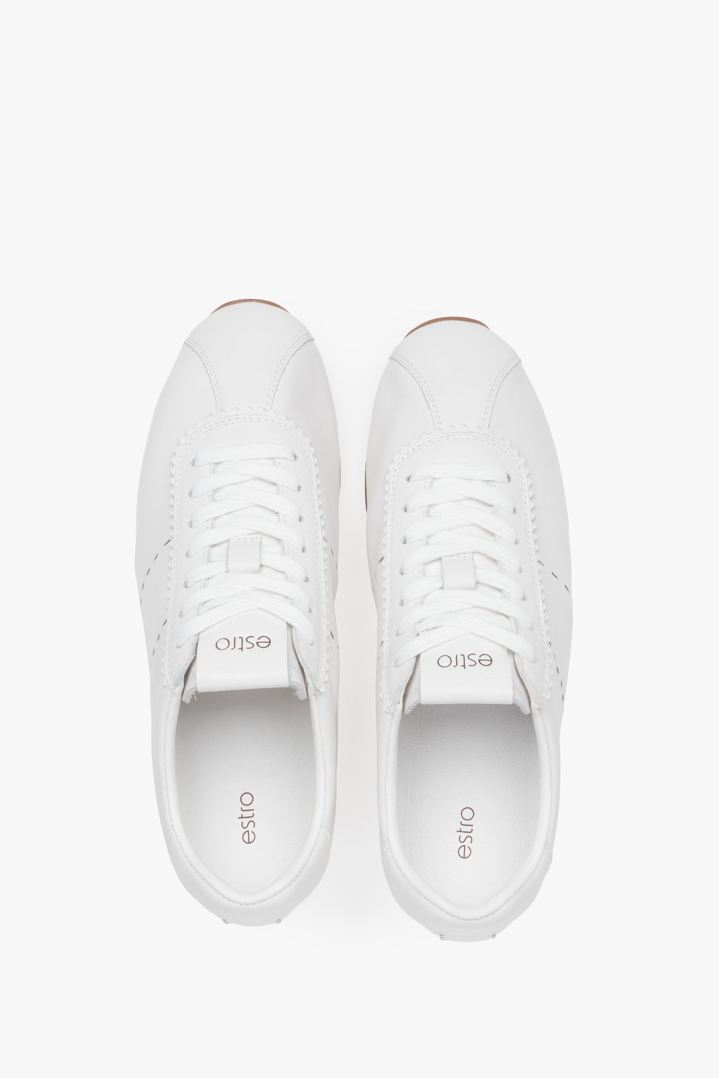 Weiße Damen-Sneaker aus natürlichem Leder mit dünner Sohle von Estro – Ansicht von oben.