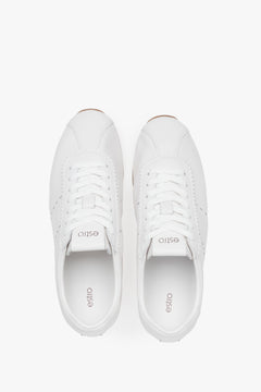 Weiße Damen-Sneaker aus natürlichem Leder mit dünner Sohle von Estro – Ansicht von oben.