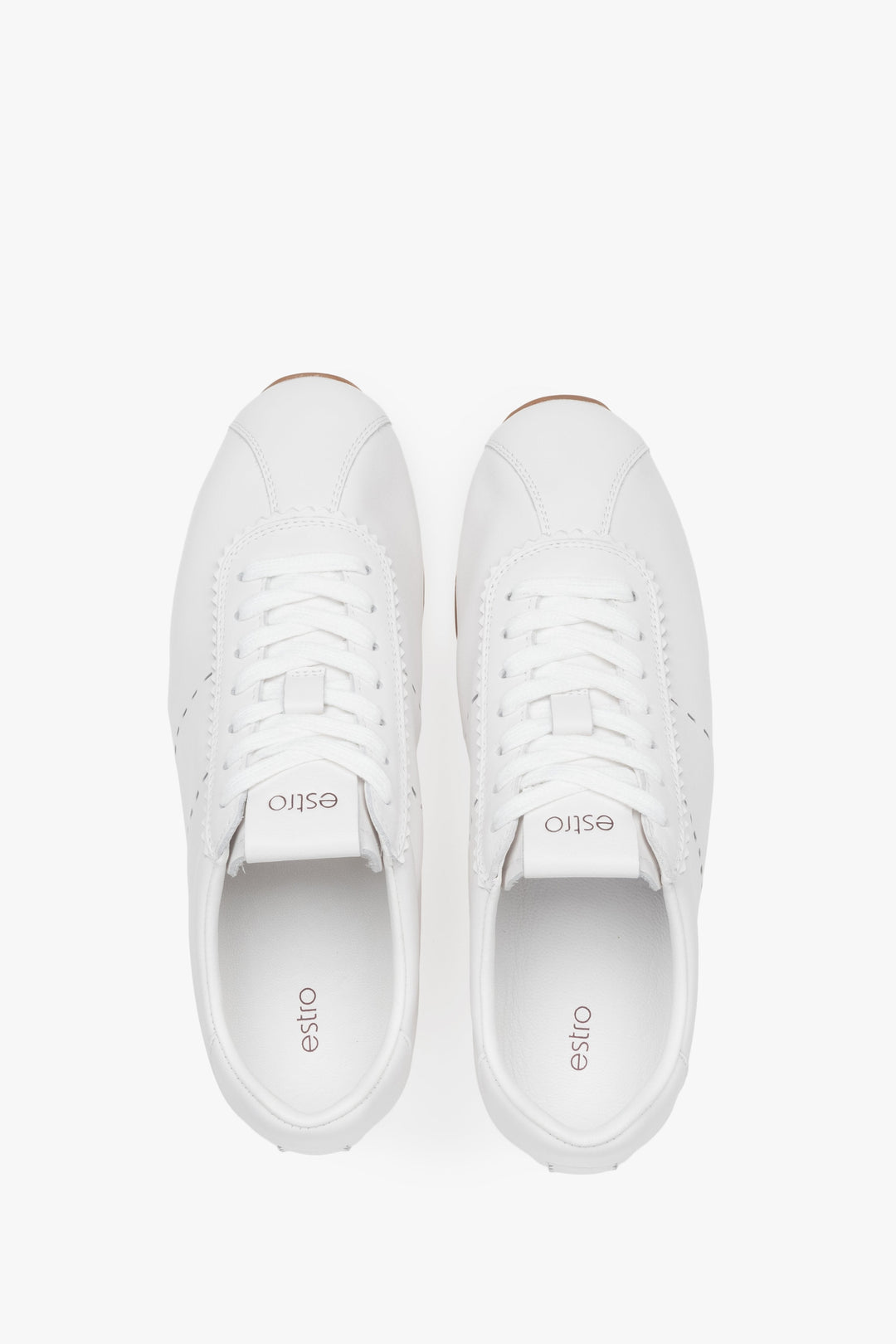 Weiße Damen-Sneaker aus natürlichem Leder mit dünner Sohle von Estro – Ansicht von oben.