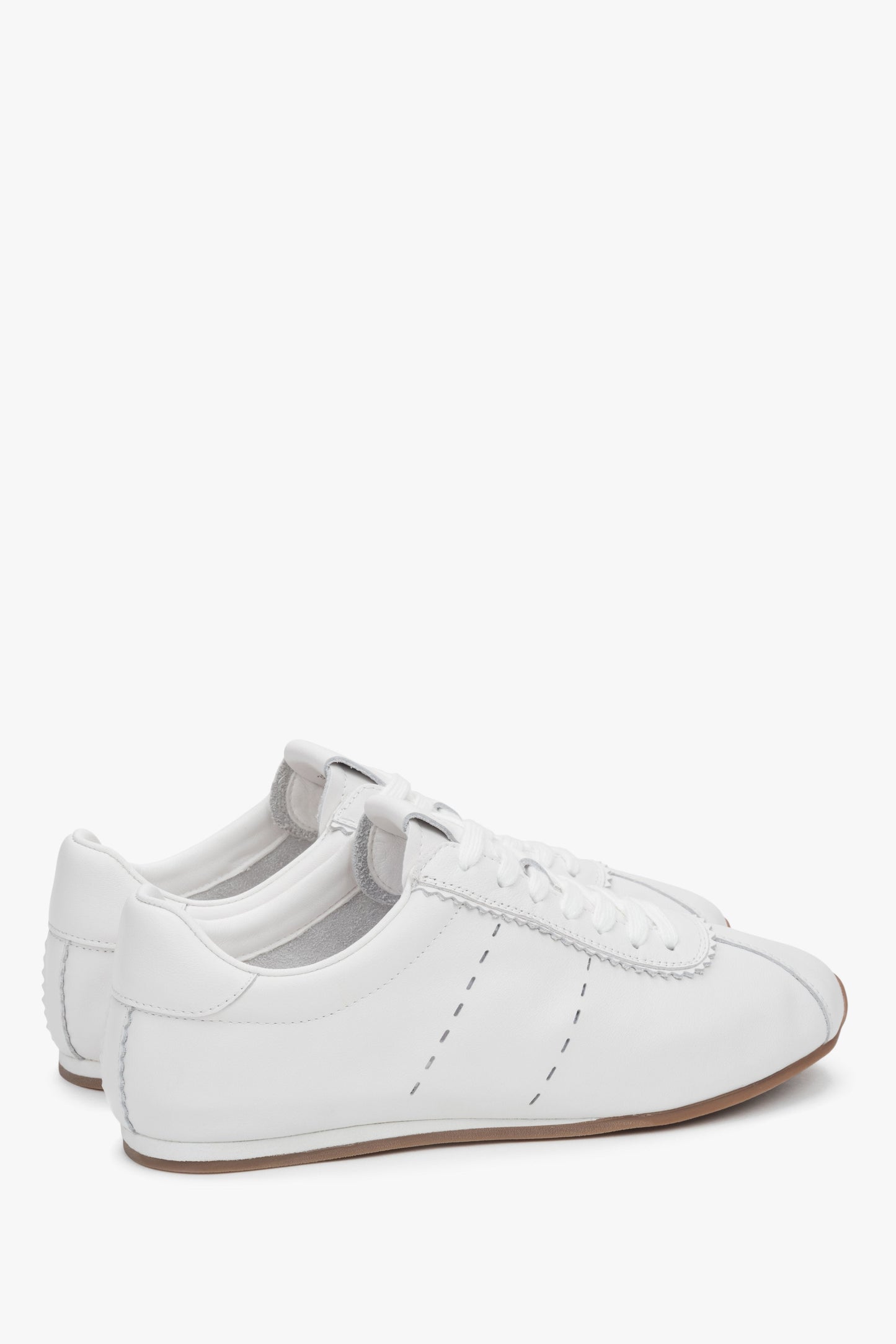 Helle und weiche weiße Damen-Sneaker von Estro aus natürlichem Leder.