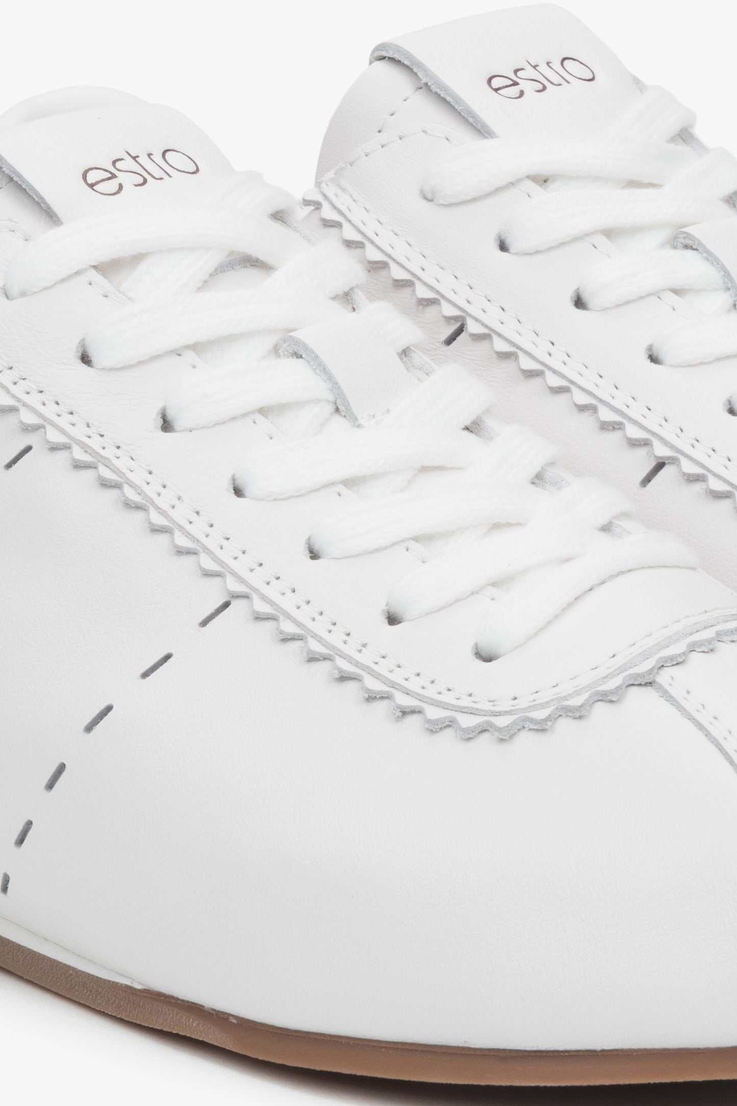 Damen-Sneaker von Estro aus natürlichem Leder in Weiß mit flacher Sohle.
