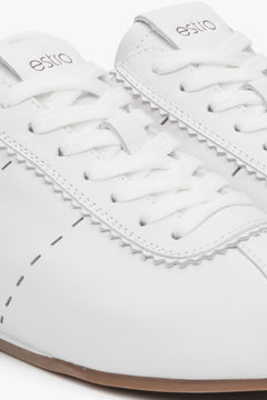 Damen-Sneaker von Estro aus natürlichem Leder in Weiß mit flacher Sohle.