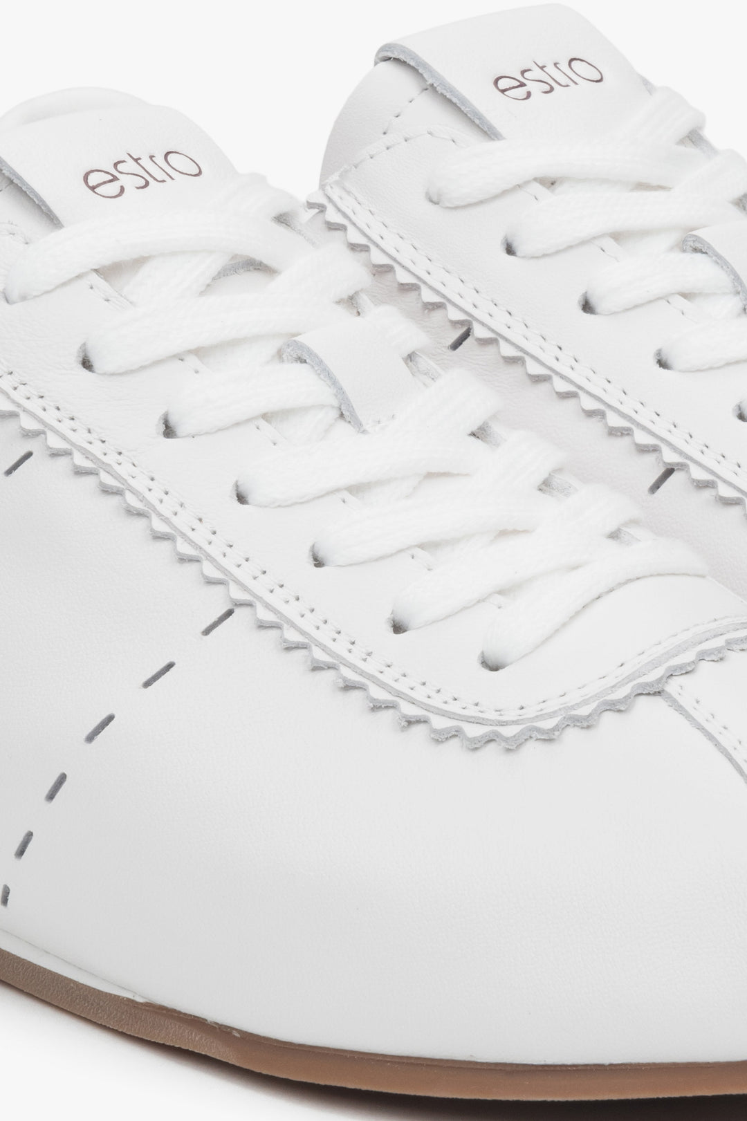 Damen-Sneaker von Estro aus natürlichem Leder in Weiß mit flacher Sohle.