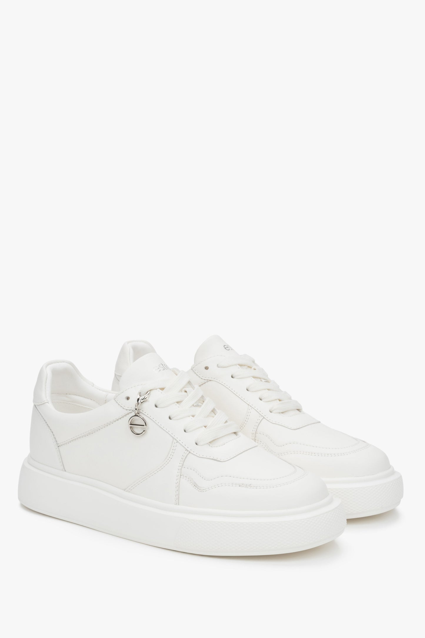 Stilvolle weiße Damen-Sneaker von Estro aus natürlichem Leder mit flexibler, bequemer Sohle.