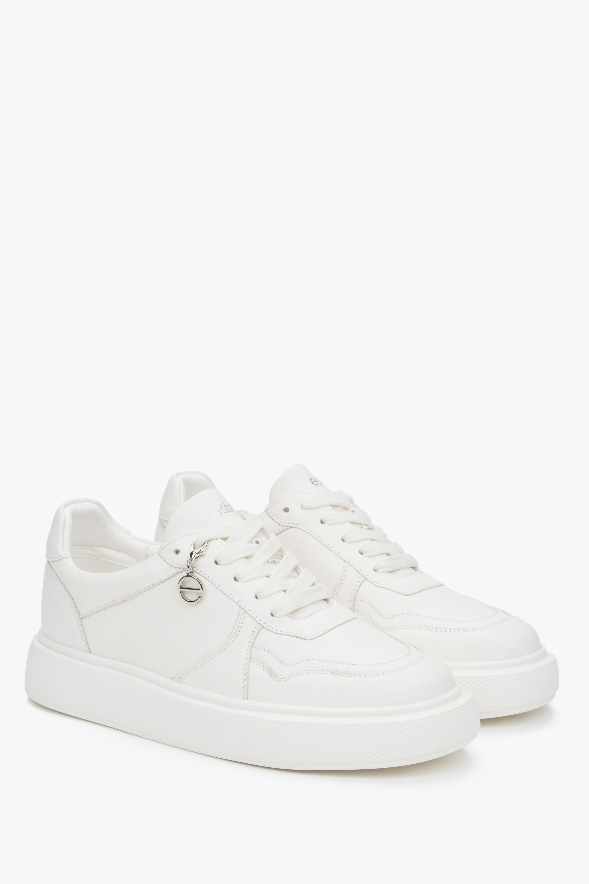 Stilvolle weiße Damen-Sneaker von Estro aus natürlichem Leder mit flexibler, bequemer Sohle.