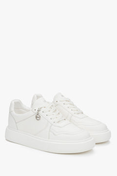 Stilvolle weiße Damen-Sneaker von Estro aus natürlichem Leder mit flexibler, bequemer Sohle.