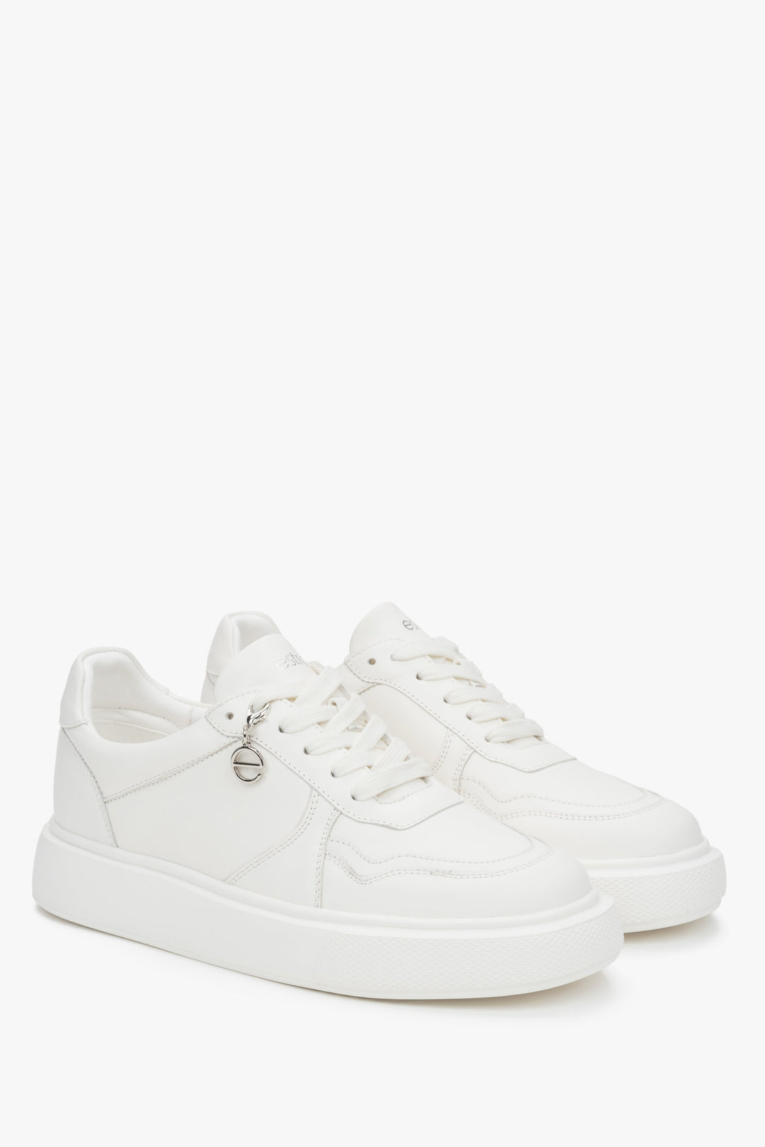 Stilvolle weiße Damen-Sneaker von Estro aus natürlichem Leder mit flexibler, bequemer Sohle.