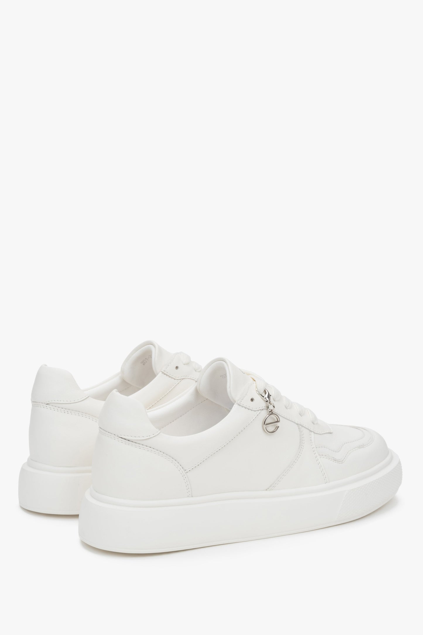 Sportliche weiße Damen-Sneaker von Estro aus echtem Leder mit flexibler Sohle, die Dämpfung und Komfort beim Gehen gewährleistet.
