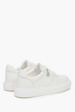 Sportliche weiße Damen-Sneaker von Estro aus echtem Leder mit flexibler Sohle, die Dämpfung und Komfort beim Gehen gewährleistet.