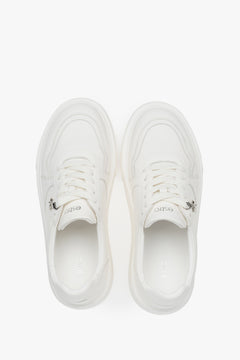 Leichte weiße Damen-Sneaker von Estro aus echtem Leder mit flexibler Sohle – eine Kombination aus Bewegungsfreiheit und trendigem Design.