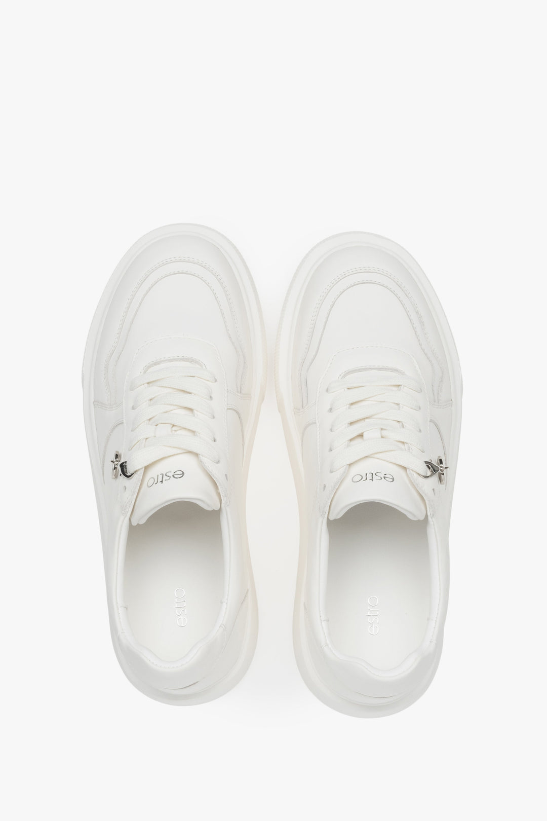 Leichte weiße Damen-Sneaker von Estro aus echtem Leder mit flexibler Sohle – eine Kombination aus Bewegungsfreiheit und trendigem Design.