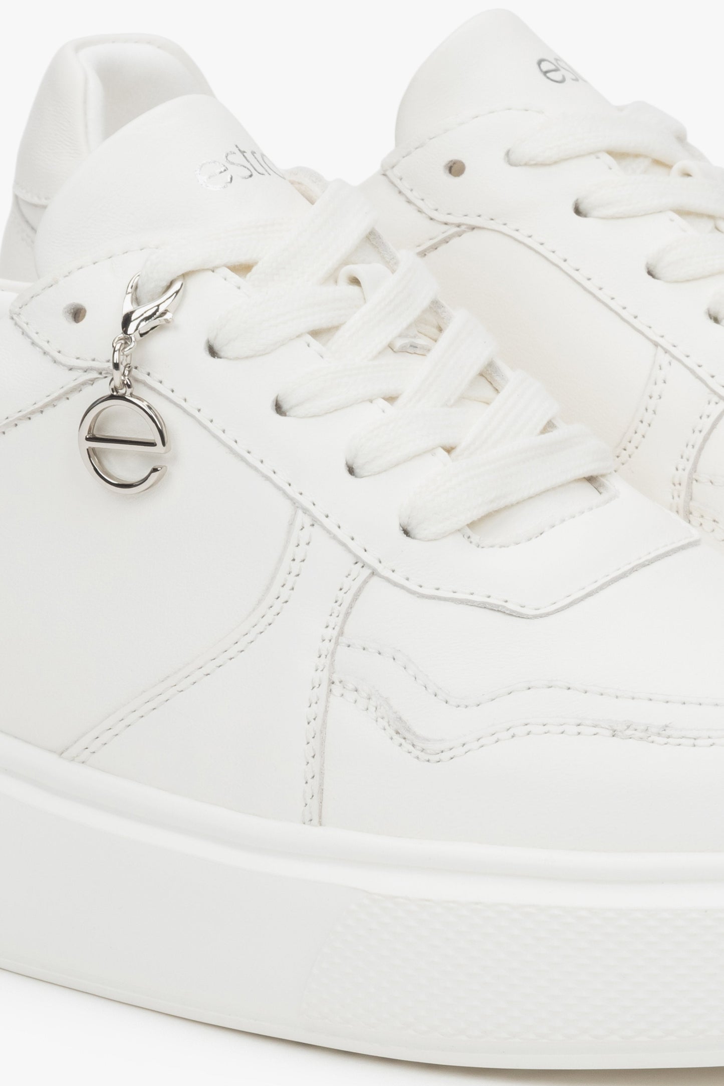 Weiße Damen-Sneaker von Estro aus Leder mit flexibler Sohle – die Essenz urbanen Stils und alltäglichen Komforts.