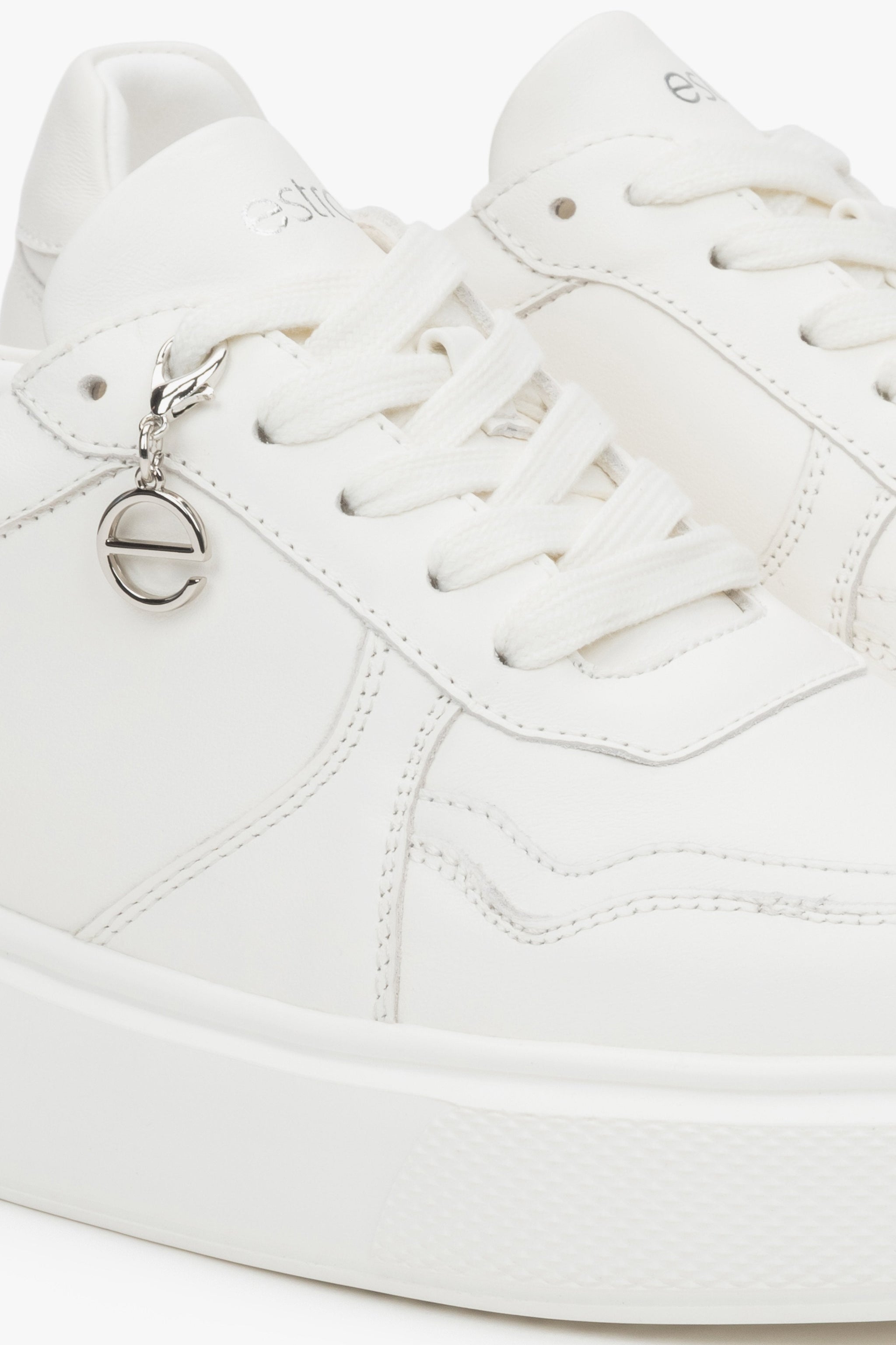 Weiße Damen-Sneaker von Estro aus Leder mit flexibler Sohle – die Essenz urbanen Stils und alltäglichen Komforts.