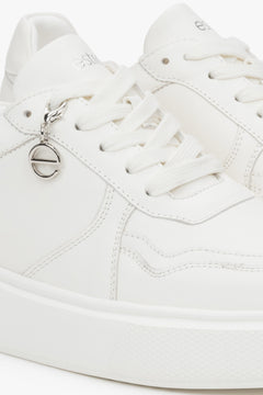 Weiße Damen-Sneaker von Estro aus Leder mit flexibler Sohle – die Essenz urbanen Stils und alltäglichen Komforts.
