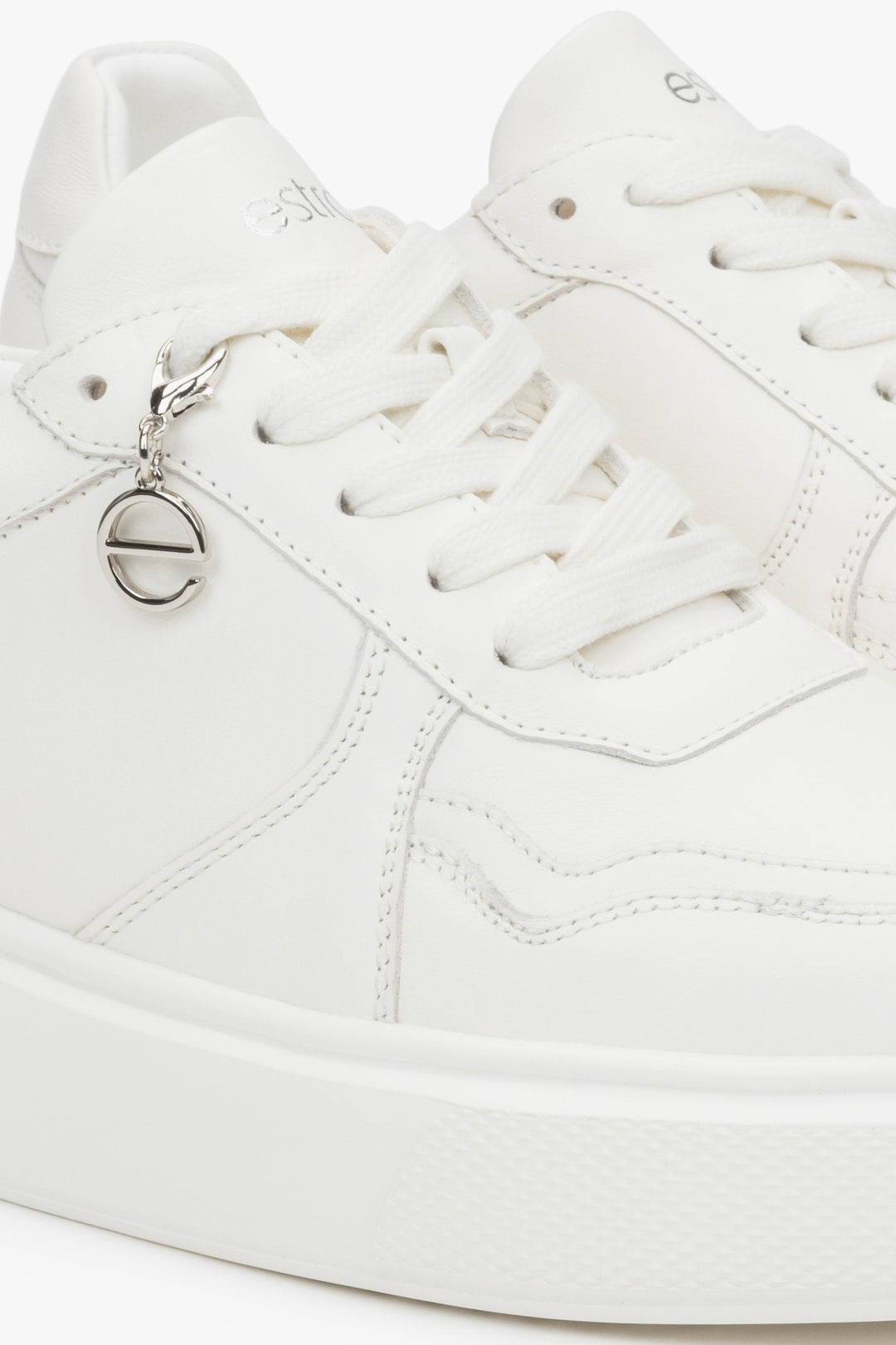 Weiße Damen-Sneaker von Estro aus Leder mit flexibler Sohle – die Essenz urbanen Stils und alltäglichen Komforts.